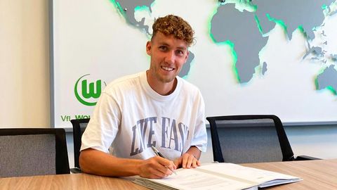 Luca Waldschmidt unterschreibt seinen Vertrag beim VfL Wolfsburg.