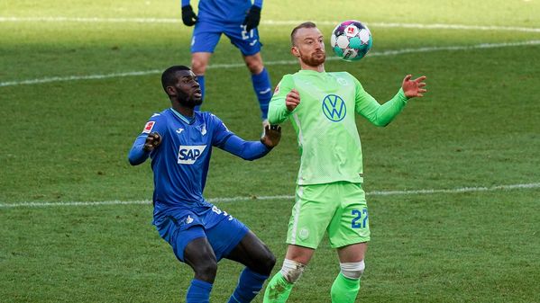 VfL-Wolfsburg-Spieler Maximilian Arnold nimmt den Ball mit der Brust an.