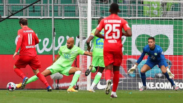 VfL-Wolfsburg-Spieler John Brooks wehrt den Ball ab.
