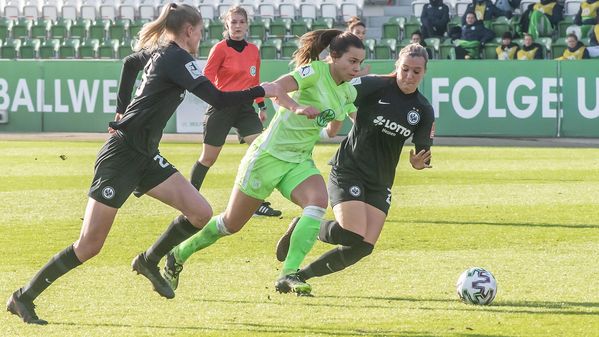 VfL Spielerin Lena Oberdorf läuft mit dem Ball.