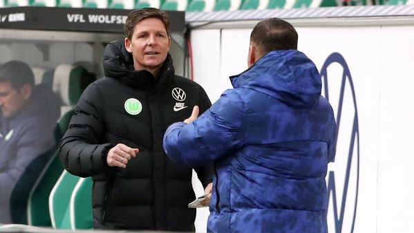VfL-Wolfsburg-Trainer Oliver Glasner und Hertha-Trainer Pal Dardai begrüßen sich vor Spielbeginn.