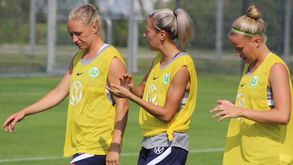 Die VfL Wolfsburg-Spielerinnen Pauline Bremer, Zsanett Jakabfi und Pia Wolter laufen vom Trainingsplatz.