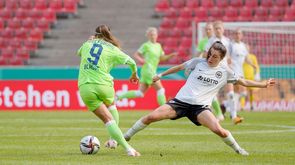 Die VfL Wolfsburg-Spielerin Anna Blässe im Zweikampf um den Ball.