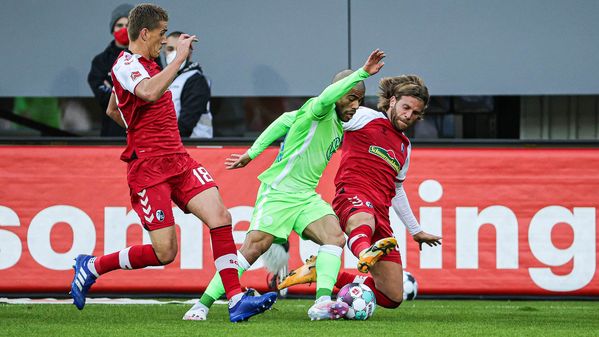 VfL-Wolfsburg-Spieler Paulo Otavio im Zweikampf mit einem Gegenspieler.