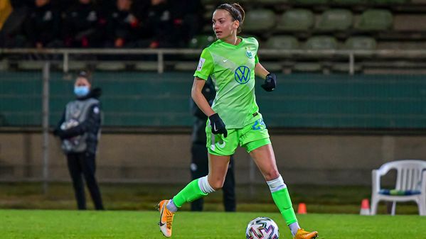 VfL Wolfsburg Spielerin Joelle Wedemeyer spielt den Ball.