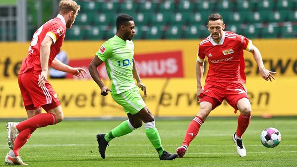 VfL-Wolfsburg-Spieler Ridle Baku spielt einen Pass.