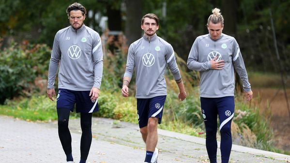 Die VfL-Spieler Ginczek, Philipp und Klaus auf dem Weg zum Trainingsplatz.