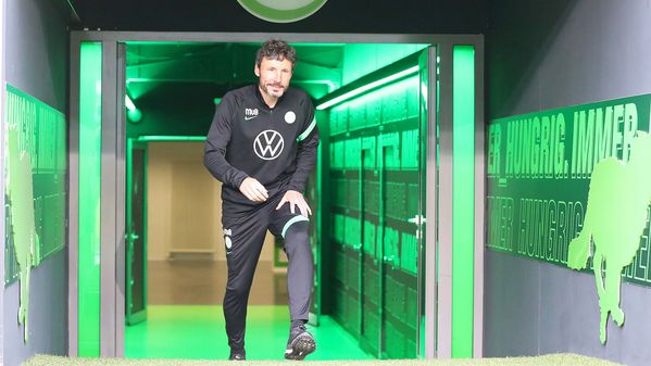 Der Cheftrainer des VfL Wolfsburg Mark van Bommel.