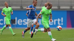 Der VfL-Wolfsburg-Neuzugang Marvin Stefaniak läuft mit dem Ball am Fuß, während andere Spieler hinterherlaufen.