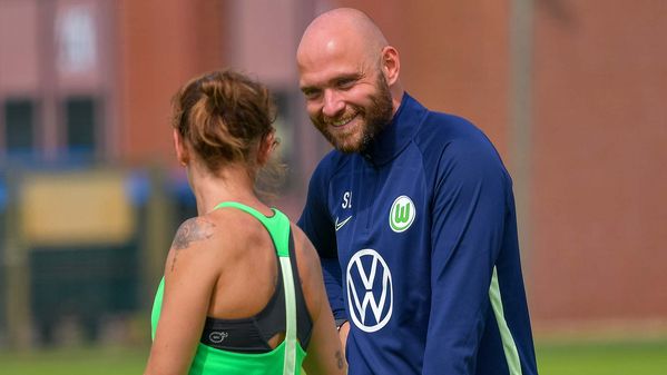 VfL Wolfsburg Trainer Stephan Lerch mit Spielerin Anna Blaesse.