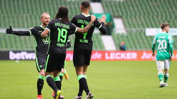 Mbabu, Lacroix und Arnold bejubeln einen Treffer gegen Werder Bremen.
