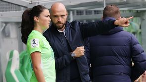 VfL-Wolfsburg-Trainer Stephan Lerch gibt Ingrid Syrstad Engen am Spielfeldrand Anweisungen.