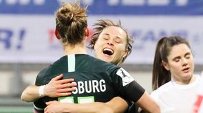 Spielerinnen des VfL Wolfsburg liegen sich in den Armen.