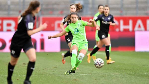 Die Spielerin des VfL Wolfsburg Lena Oberdorf schießt den Ball, während des Spiels gegen SGS Essen.