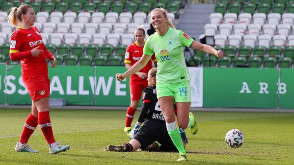 Die VfL Wolfsburg-Spielerin Fridolina Rolfö jubelt nachdem sie ein Tor geschossen hat.