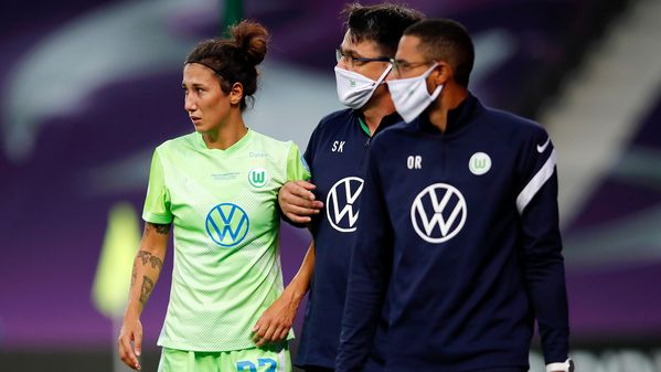 Die VfL-Spielerin Sara Doorsun wird nach ihrer Verletzung vom Mannschaftsarzt und Physiotherapeut vom Spielfeld begleitet.