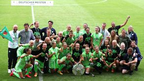 Die Frauen des VfL Wolfsburg jubeln mit der Meisterschale.