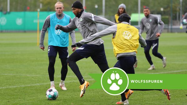 VfL Wolfsburg-Spieler John Brooks läuft im Training mit dem Ball am Fuß.