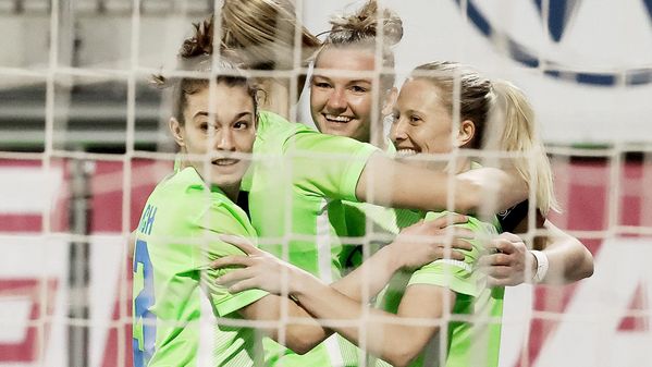 Die Spielerinnen des VfL Wolfsburg nehmen Alexandra Popp nach ihrem Treffer in den Arm und gratulieren ihr.