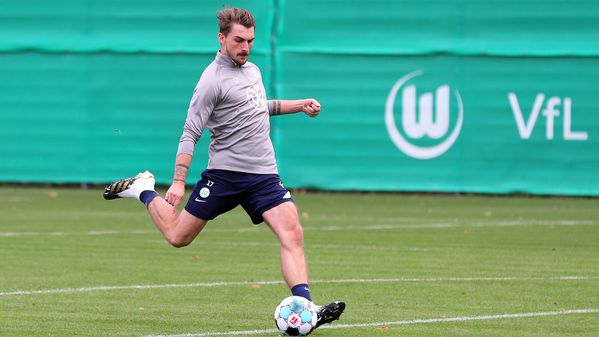 Der Neuzugang des VfL Wolfsburg Philipp schießt im Training den Ball.