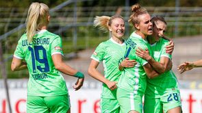 Die Spielerinnen des VfL Wolfsburg freuen sich gemeinsam.
