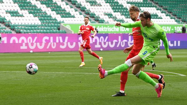 VfL-Wolfsburg-Spieler Wout Weghorst schießt aufs Tor.