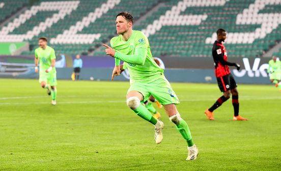 Wout Weghorst rennt jubelnd über das Spielfeld nach seinem Elfmetertreffer im Spiel Wolfsburg gegen Frankfurt.