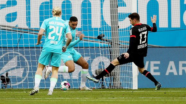 Maxence Lacroix vom VfL Wolfsburg fischt den Ball von der Linie und verhindert ein Tor.