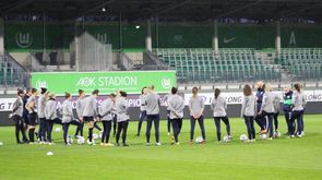 Die Frauenmannschaft des VfL Wolfsburg macht einen Mannschaftskreis beim Abschlusstraining vor dem UWCL-Spiel gegen Spartak Subotica.