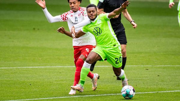 VfL Wolfsburg Spieler Ridle Baku im Duelll mit einem Gegenspieler.