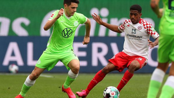 VfL Wolfsburg Spieler Josip Brekalo im Duell mit einem Gegenspieler.