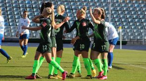 Die Spielerinnen des VfL Wolfsburg versammeln sich, klatschen sich ab und bejubeln einen Treffer.