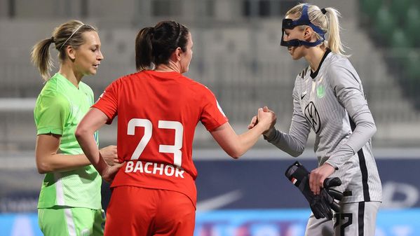 Torfrau Katarzyna Kiedrzynek Mitspielerin Lena-Goessling vom VfL Wolfsburg.