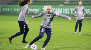 Die Stürmerin des VfL Wolfsburg Karina Saevik spielt den Ball während des Abschlusstrainings. 