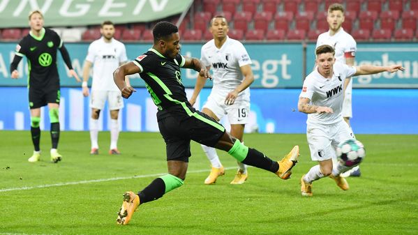 VfL-Wolfsburg-Spieler Ridle Baku erzielt den Treffer zum 2:0.