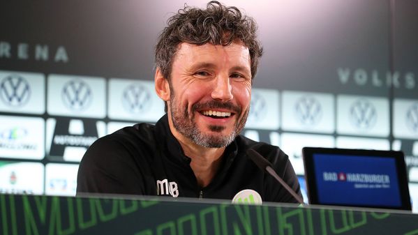 Der Cheftrainer des VfL Wolfsburg Mark van Bommel.