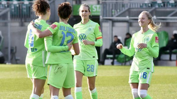 Die Frauen des VfL Wolfsburg jubeln nach dem Sieg gegen Frankfurt.