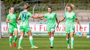 Die Spielerinnen des VfL Wolfsburg klatschen sich gegenseitig ab.