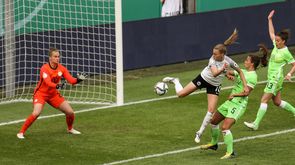 VfL Wolfsburg-Torhüterin Friederike Abt fängt den Ball.