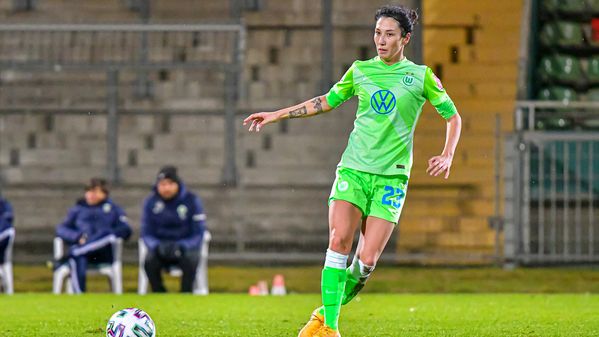 VfL Wolfsburg Spielerin Sara Doorsoun läuft mit dem Ball.