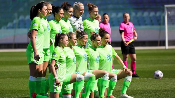 Die Mannschaftsaufstellung zum Teamfoto vor dem Spiel der Frauen des VfL Wolfsburg.