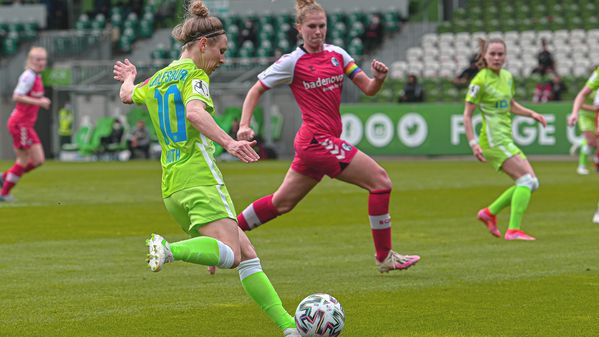 Die VfL-Wolfsburg-Spielerin Svenja Huth schießt den Ball.