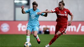 VfL Wolfsburg Spielerin Svenja Huth im Duell mit einer Gegnerin.
