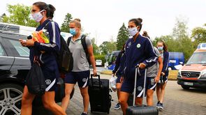 Die Spielerinnen des VfL Wolfsburg  sind mit Ihren Koffern auf dem Weg zur Spielstätte.