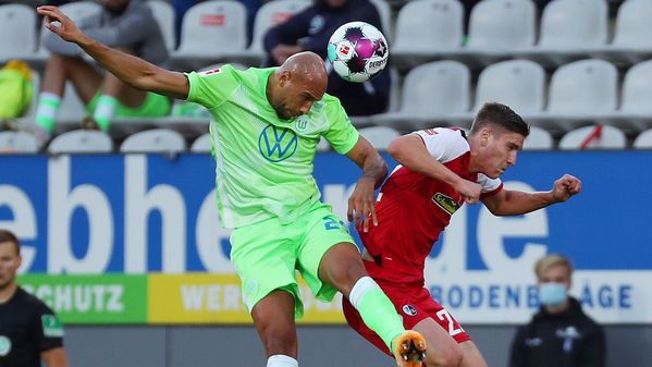 VfL-Wolfsburg-Spieler John Brooks springt für einen Kopfball in die Höhe.