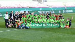 Das Mannschaftbild der VfL Wolfsburg-Frauen mit dem DFB-Pokal.