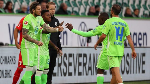 Die beiden VfL-Wolfsburg-Spieler Admir Mehmedi und Jerome Roussillon verlassen das Feld, dafür betreten Daniel Ginczek und Ridle Baku den Platz.