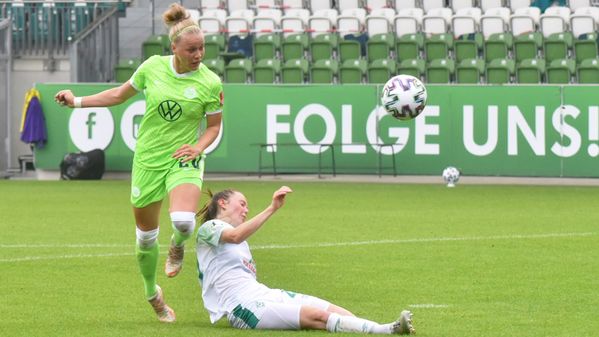 Die Mittelfeldspielerin des VfL Wolfsburg Pia Wolter schießt den Ball.