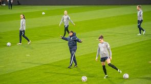 Die Co-Trainerin der VfL-Frauenmannschaft Ariane Hingst gibt während des Trainings Anweisungen.
