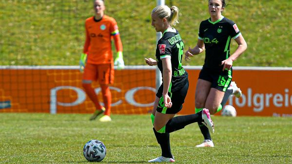Die VfL-Wolfsburg-Spielerin Rebecka Blomqvist am Ball.